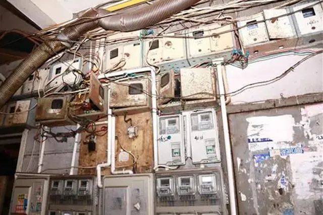 為什么配電箱里不能放雜物<strong></p>
<p>配電箱
</strong>？:配電箱
